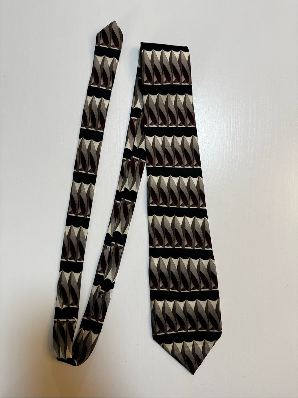 Bergamo New York Men’s Pure Silk Geometric Abstract Pointed Tie Black Gray
